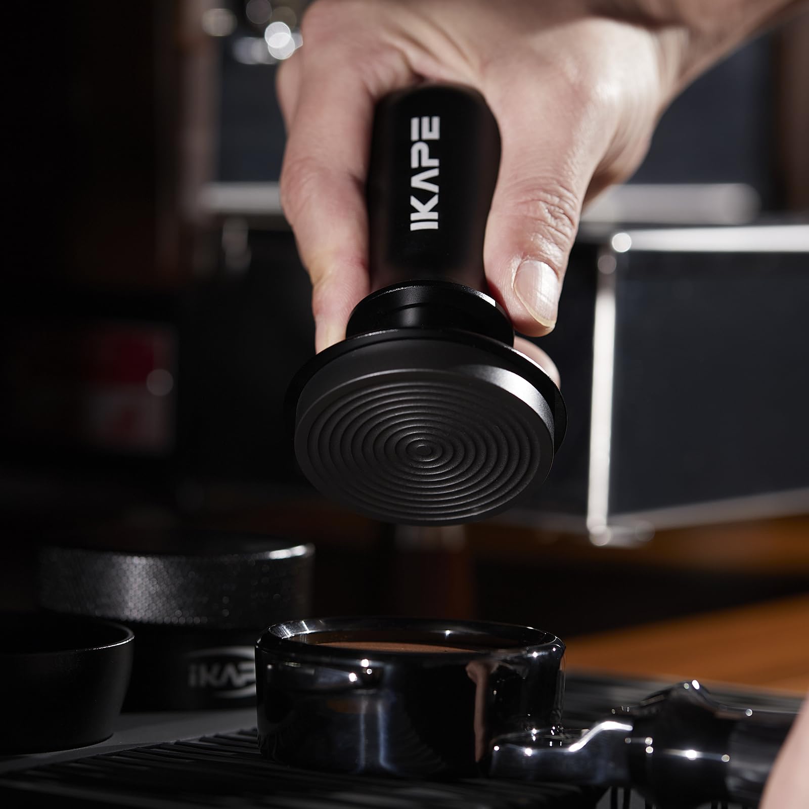 IKAPE tamper con opciones de tamaño 51 mm, 53.3 mm y 58.35 mm.