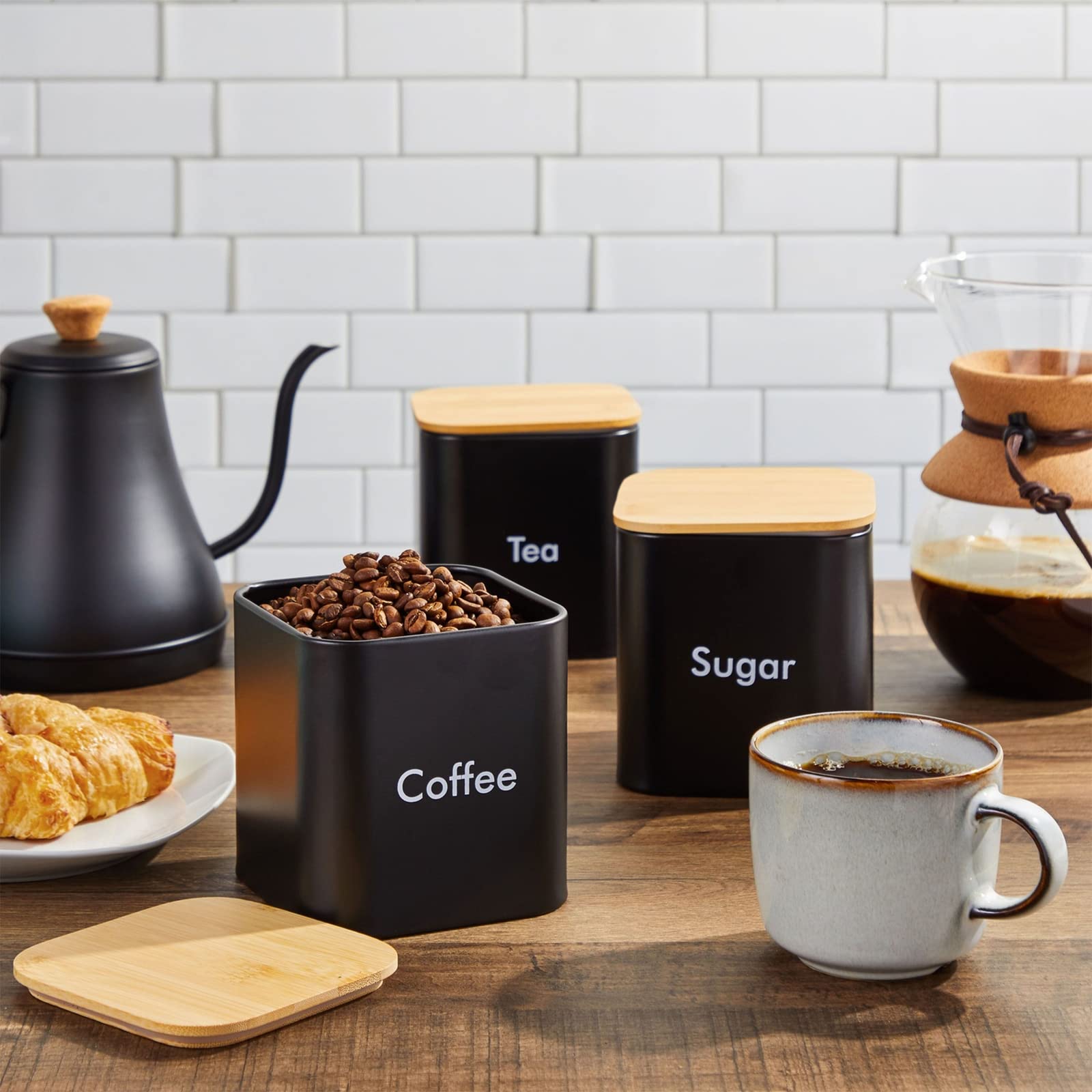 Juvale tapas herméticas en negro mantienen frescura de café y té.