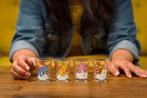 Silver Buffalo Care Bears en las Nubes: Juego de 4 Vasos Mini 1.5 oz con Funshine, Tenderheart, Cheer y Grumpy Bear