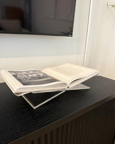 iMMDOKIN acepta-libros-hasta-25-pulgadas permite abrir y exhibir textos grandes.