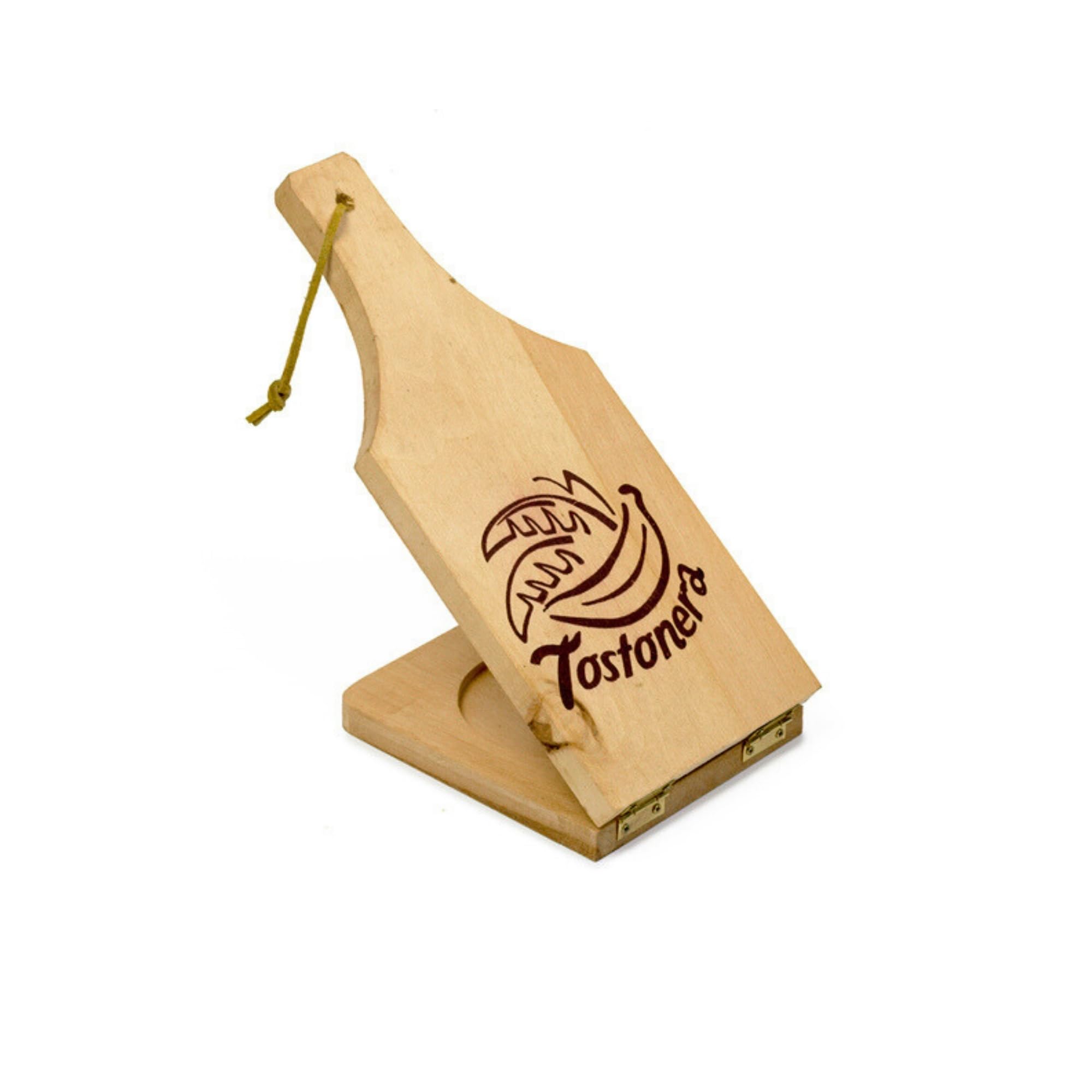 La Tostonera Tradicional de Imusa de madera para prensar plátanos y lograr tostones crujientes.