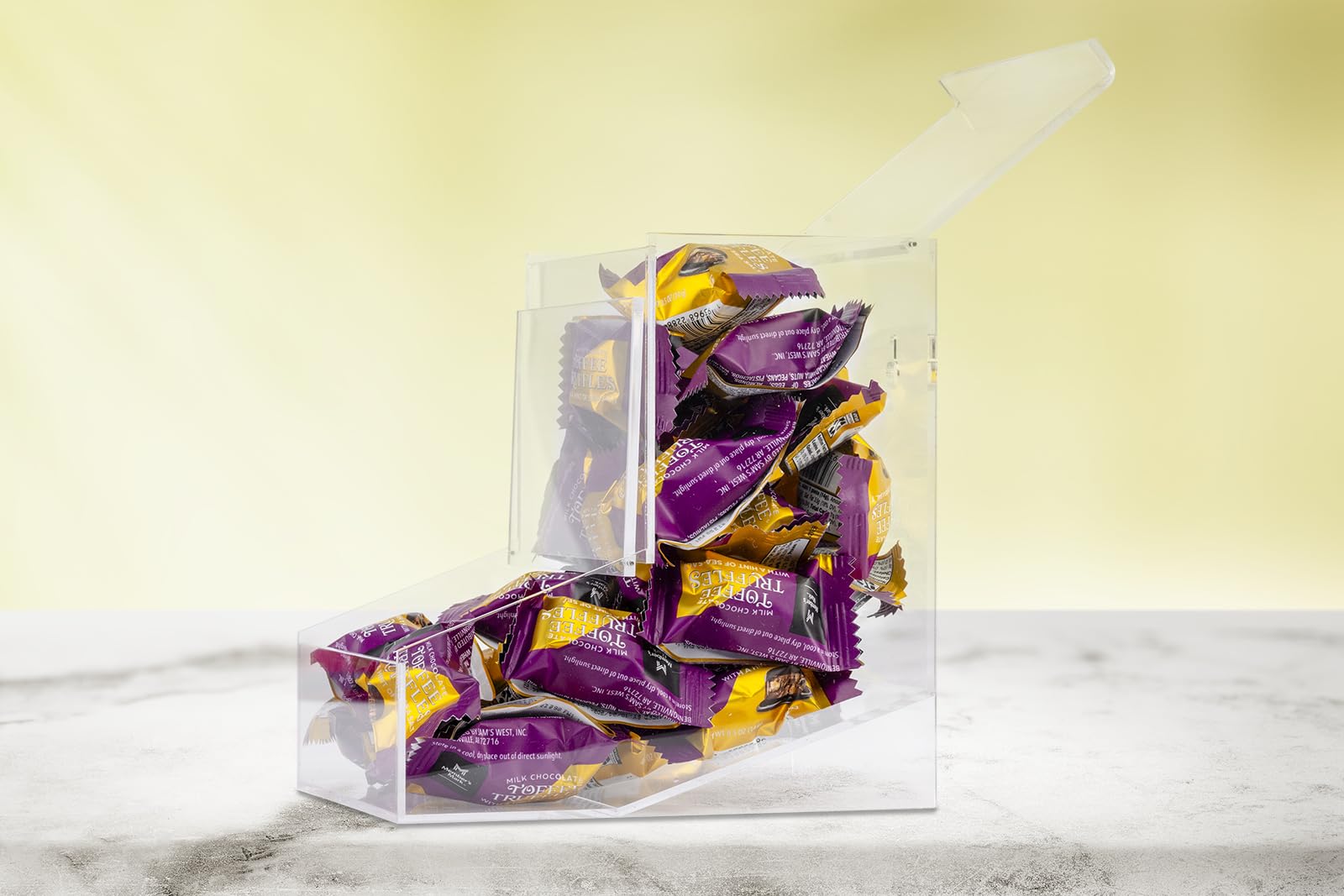 Inevibe Dispensador de dulces acrílico montaje en pared, ahorro de espacio en cualquier área.