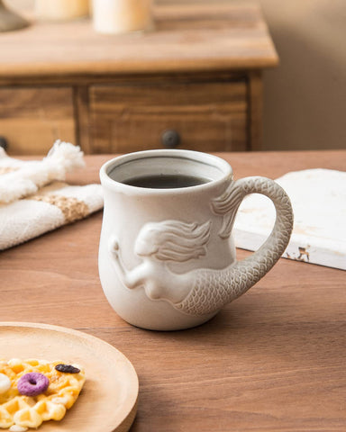 Taza INKRICH sirena 3D, detalle que realza su encanto marino.