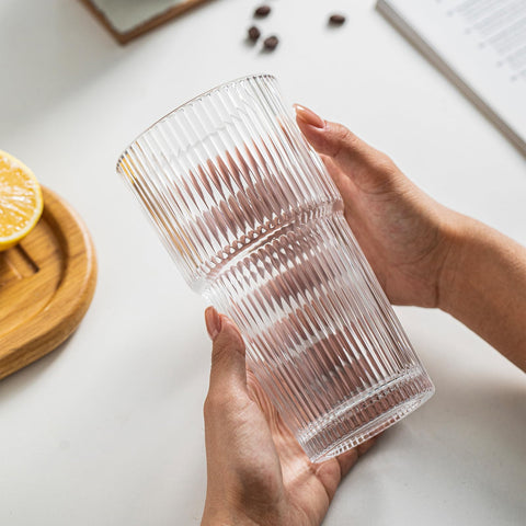 Cristal claro INSETLAN, diseño elegante que realza bebidas en capas.