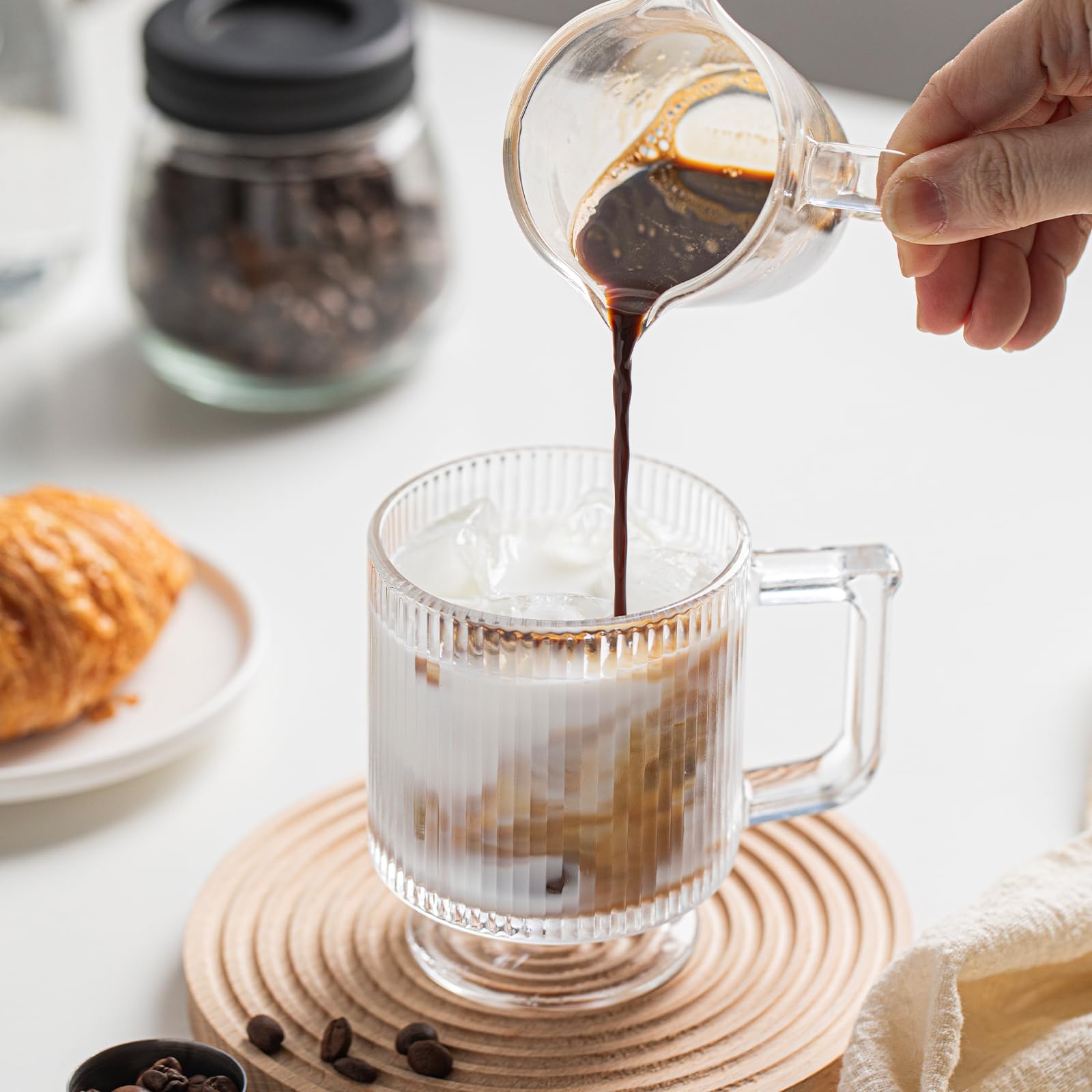 Taza INSETLAN de vidrio, destaca en la mesa.