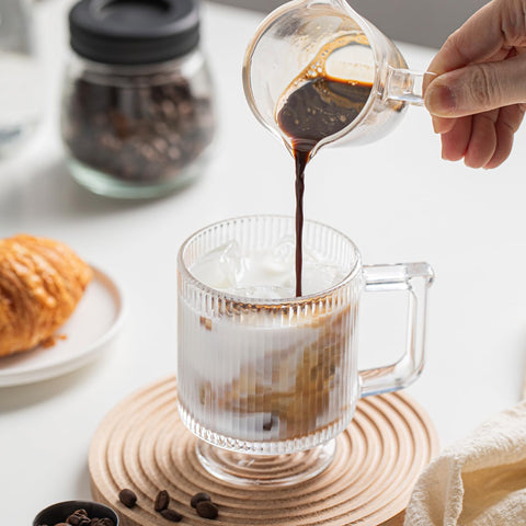 Taza INSETLAN de vidrio, destaca en la mesa.