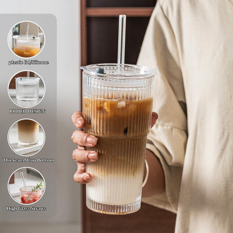 Vaso INSETLAN de cristal ergonómico para un agarre cómodo.