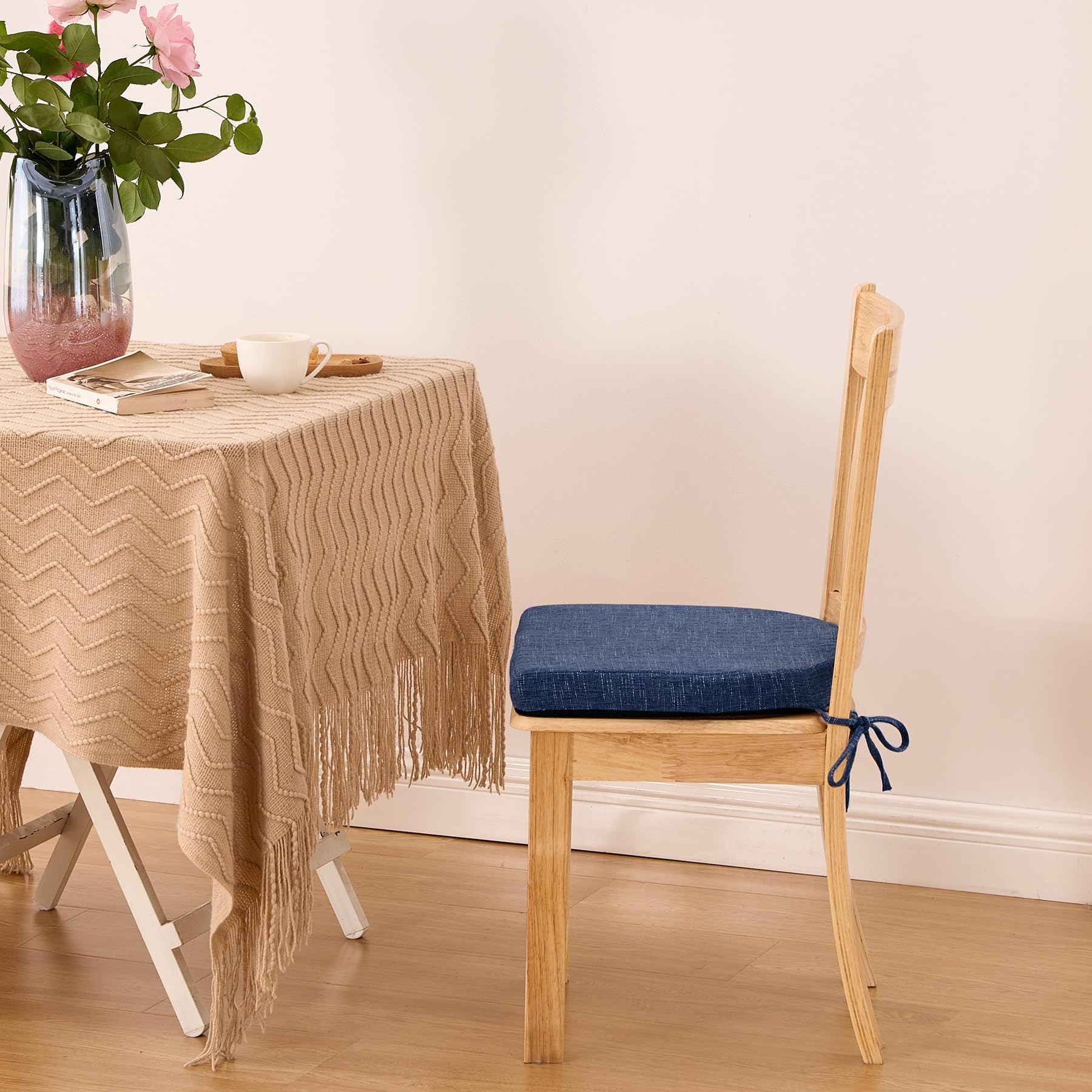Conjunto de 4 almohadones IPYNBAP en azul marino para comedor.