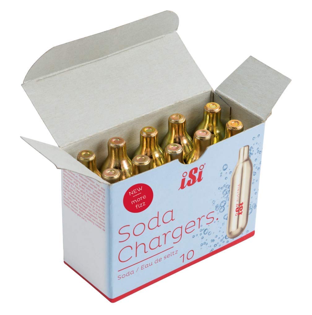 Cargadores iSi North America dorados en uso, generan burbujas rápidas para refrescos caseros.