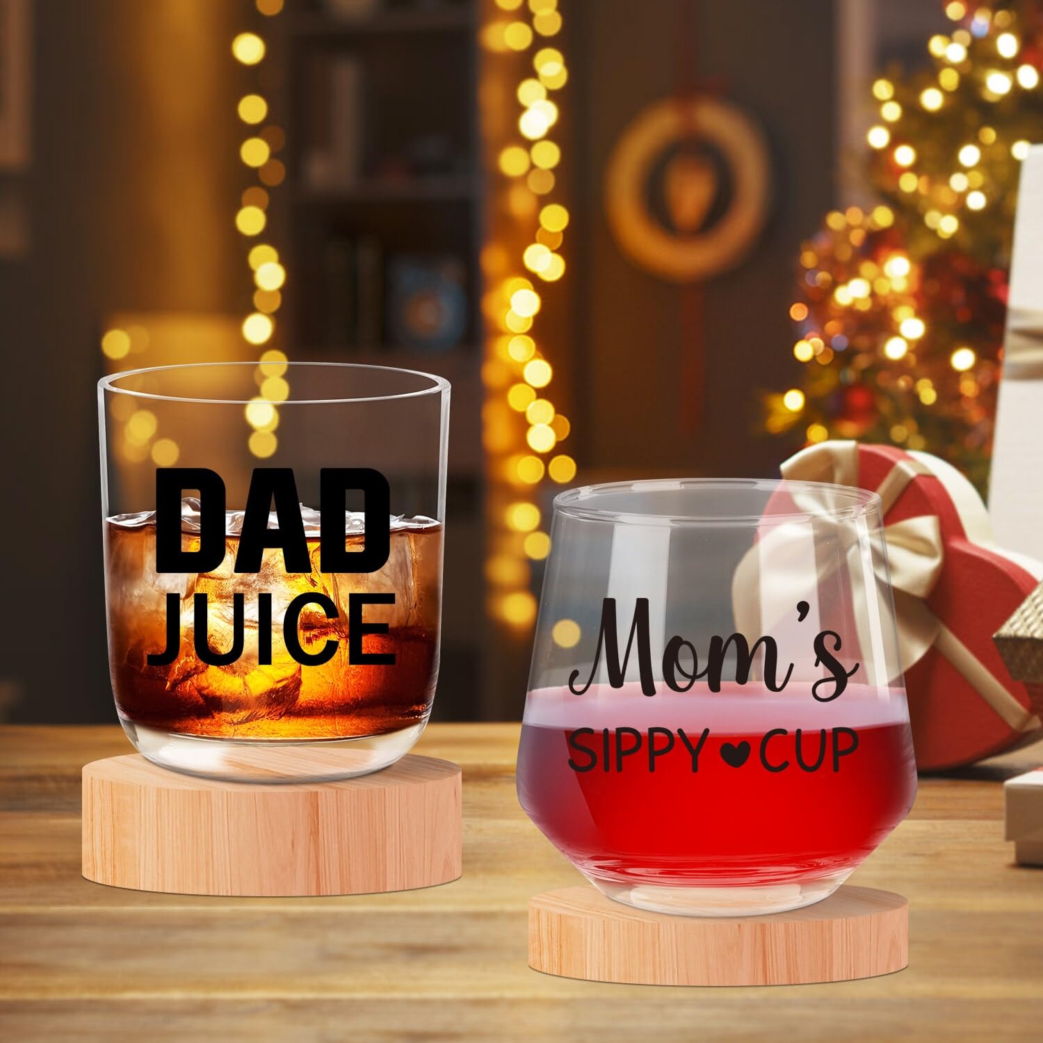 Escena festiva de Navidad con copas Ithmahco para brindar en familia.