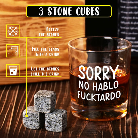 Ithmahco vaso de whisky con frase graciosa, experiencia de degustación lúdica.