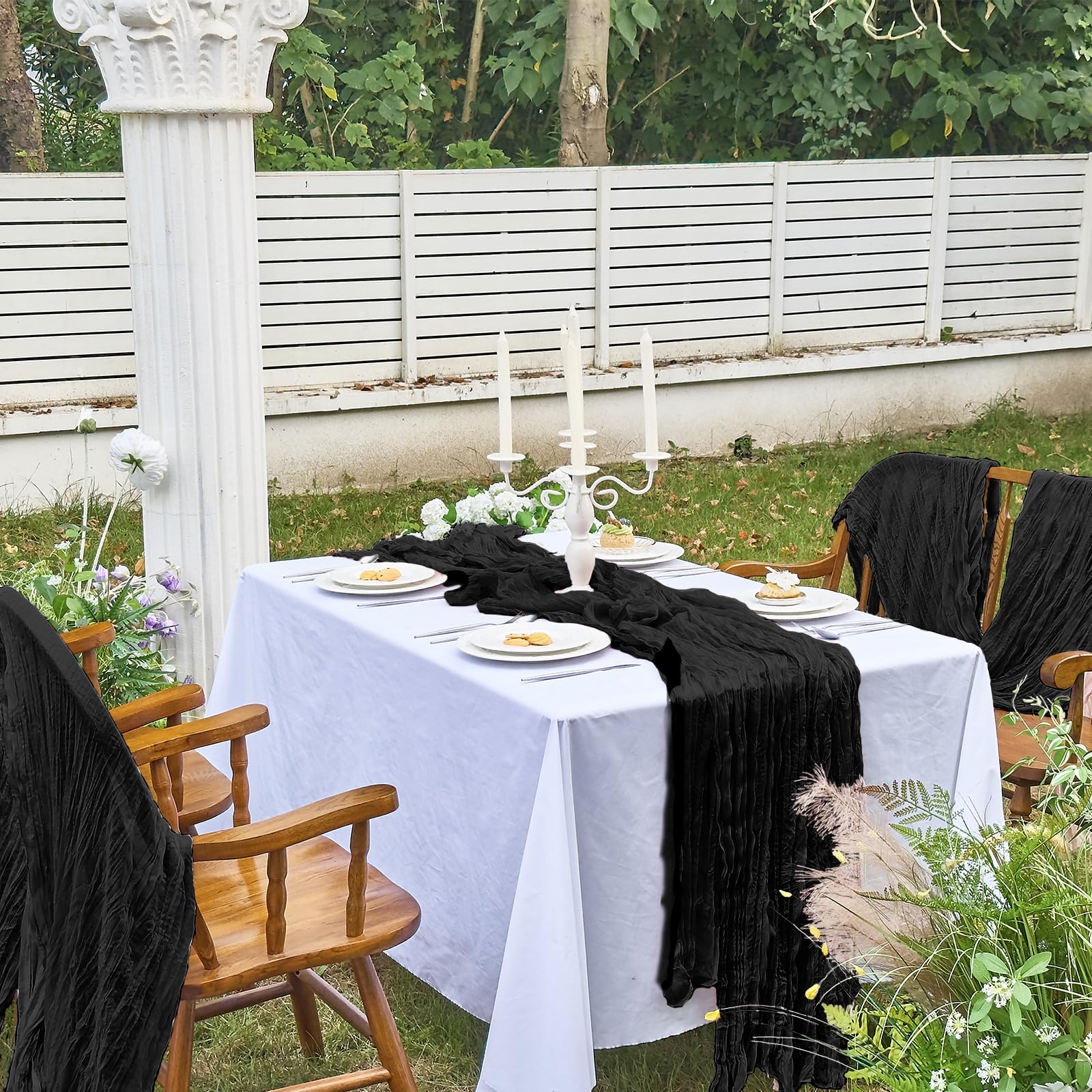 Montaje y presentación del mantel gasa negro IVAPUPU en escena decorativa.