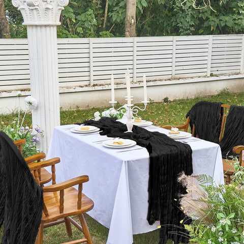 Montaje y presentación del mantel gasa negro IVAPUPU en escena decorativa.