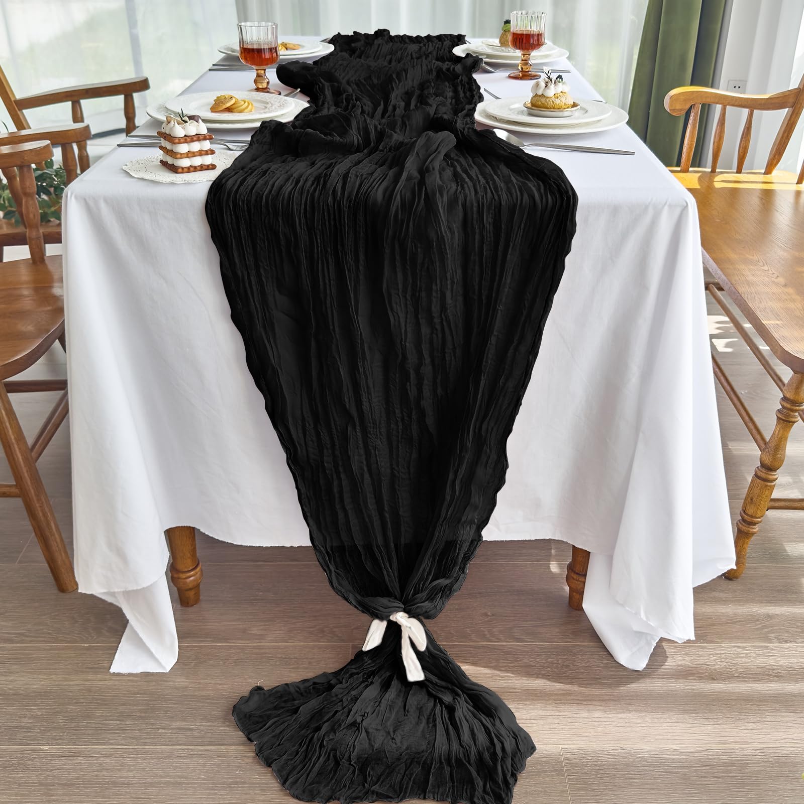 Escena de boda con mantel gasa negro IVAPUPU que realza la mesa.