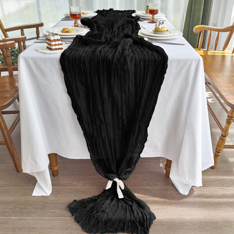 Escena de boda con mantel gasa negro IVAPUPU que realza la mesa.