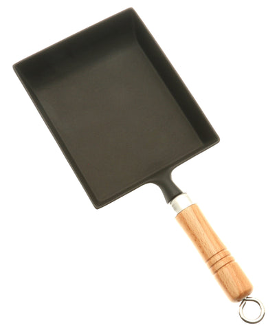 Sartén de hierro Iwachu con mango de madera, resistente y retiene el calor.
