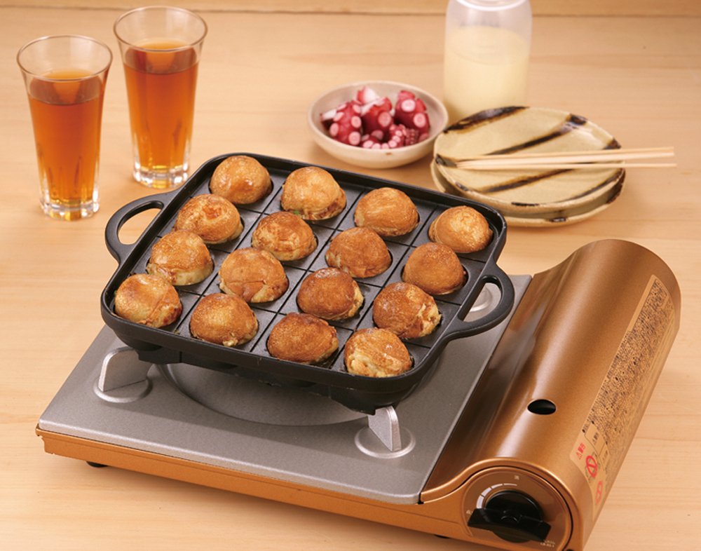 Iwatani Takoyaki Grill Pan Mediano Negro, diseño compacto para cocinas con poco espacio.