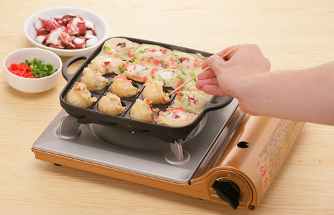 Iwatani Takoyaki Grill Pan Mediano Negro, dimensiones externas para encaje preciso.