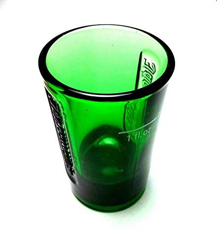 Juego de dos vasos verdes Jagermeister, para brindar entre amigos