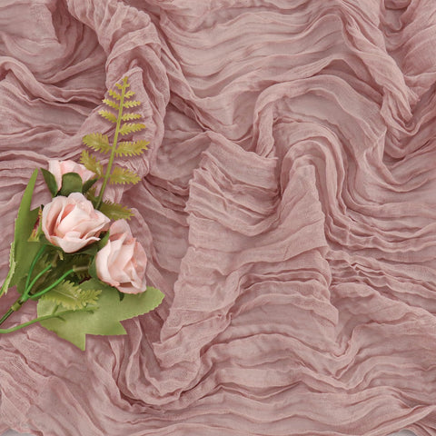 Regalo envuelto con mantel gasa rosa polvo JALANCY