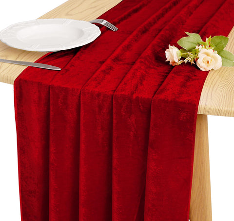 Mantel JALANCY de terciopelo rojo plegado, ideal para cenas elegantes.
