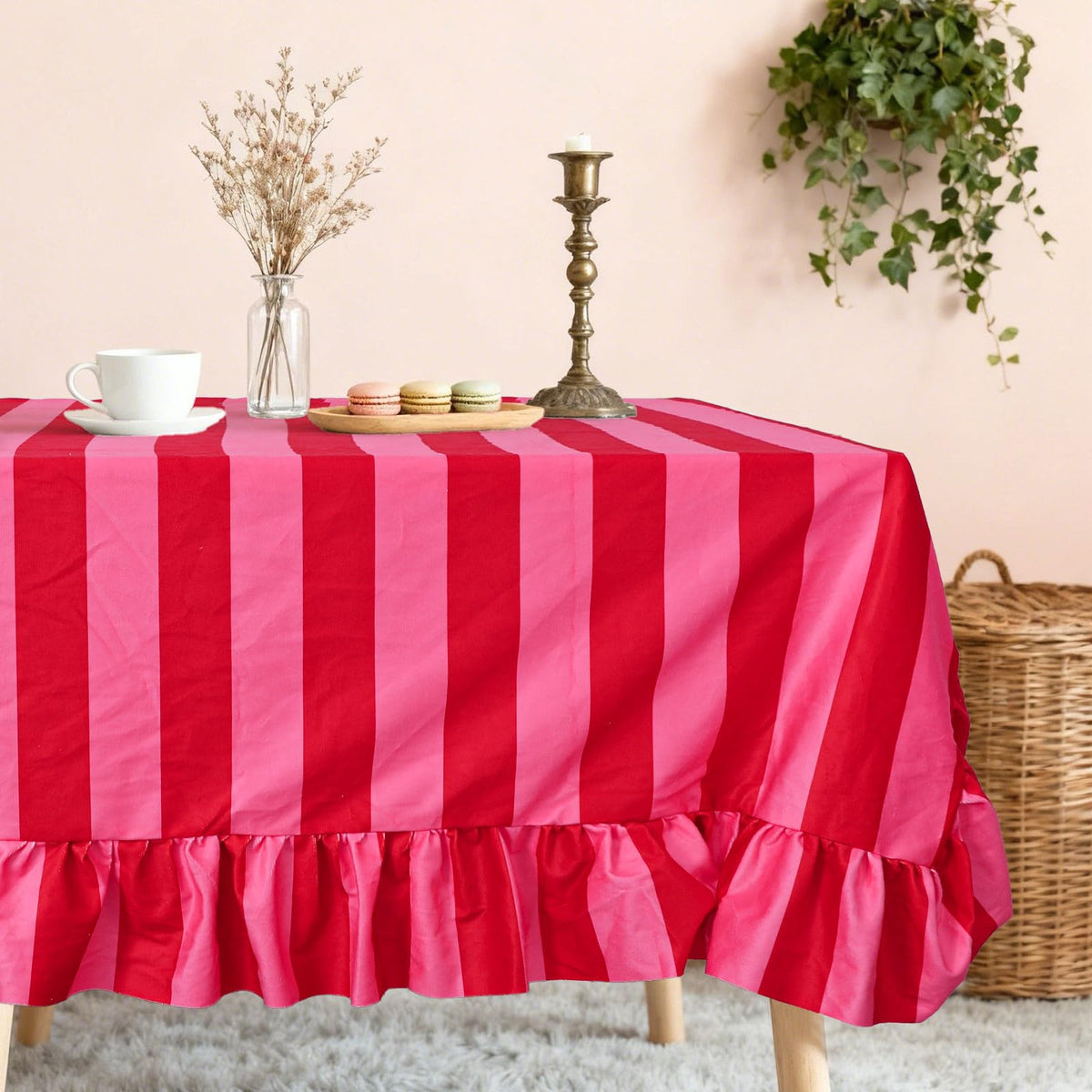 Mantel JarThenaAMCS con volantes rosa y rojo para mesas rectangulares, estilo elegante.
