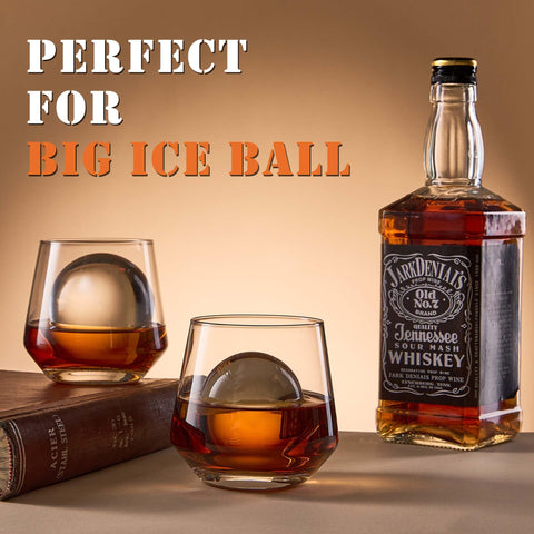 Vaso JBHO con diseño ergonómico para un agarre cómodo al beber whisky.