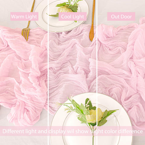 Sillas decoradas con mantel gasa rosado Jelyne para mesas elegantes.