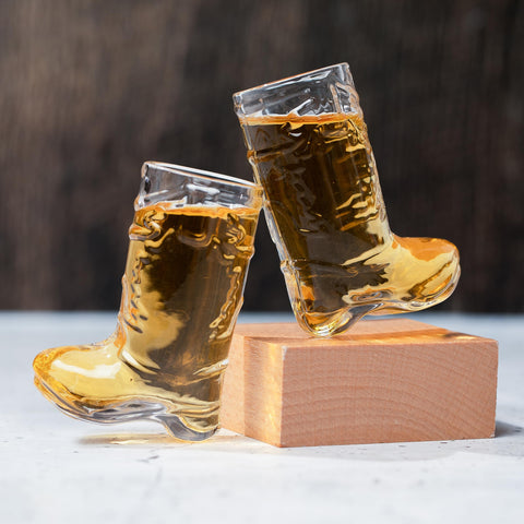 JEM GLASS: acabado iridiscente que añade brillo festivo a la mesa.