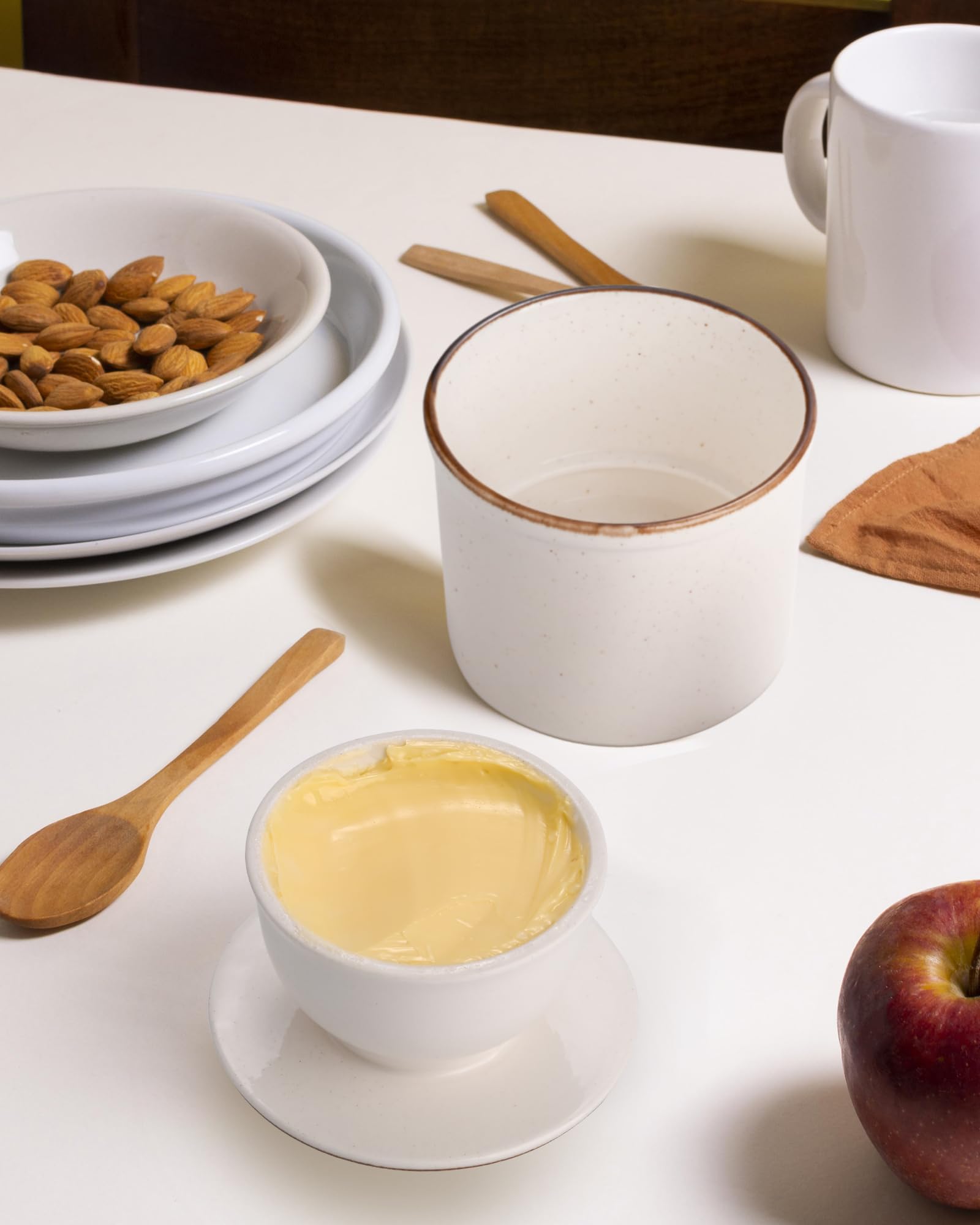 Escena de cocina con mantequera Jersinwei en una mesa limpia
