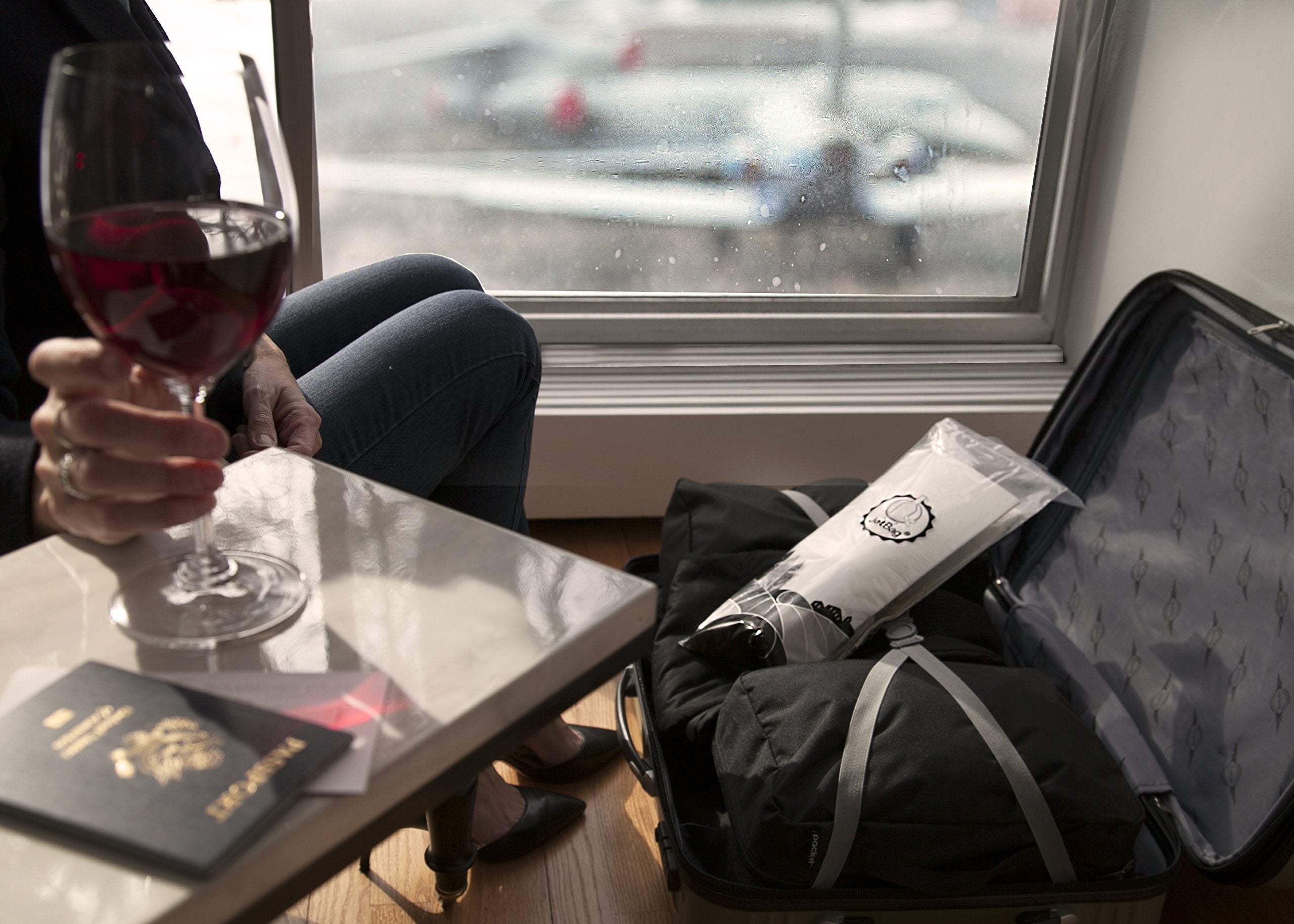 Jet Bag Mono: diseño compacto con asa para viaje práctico.