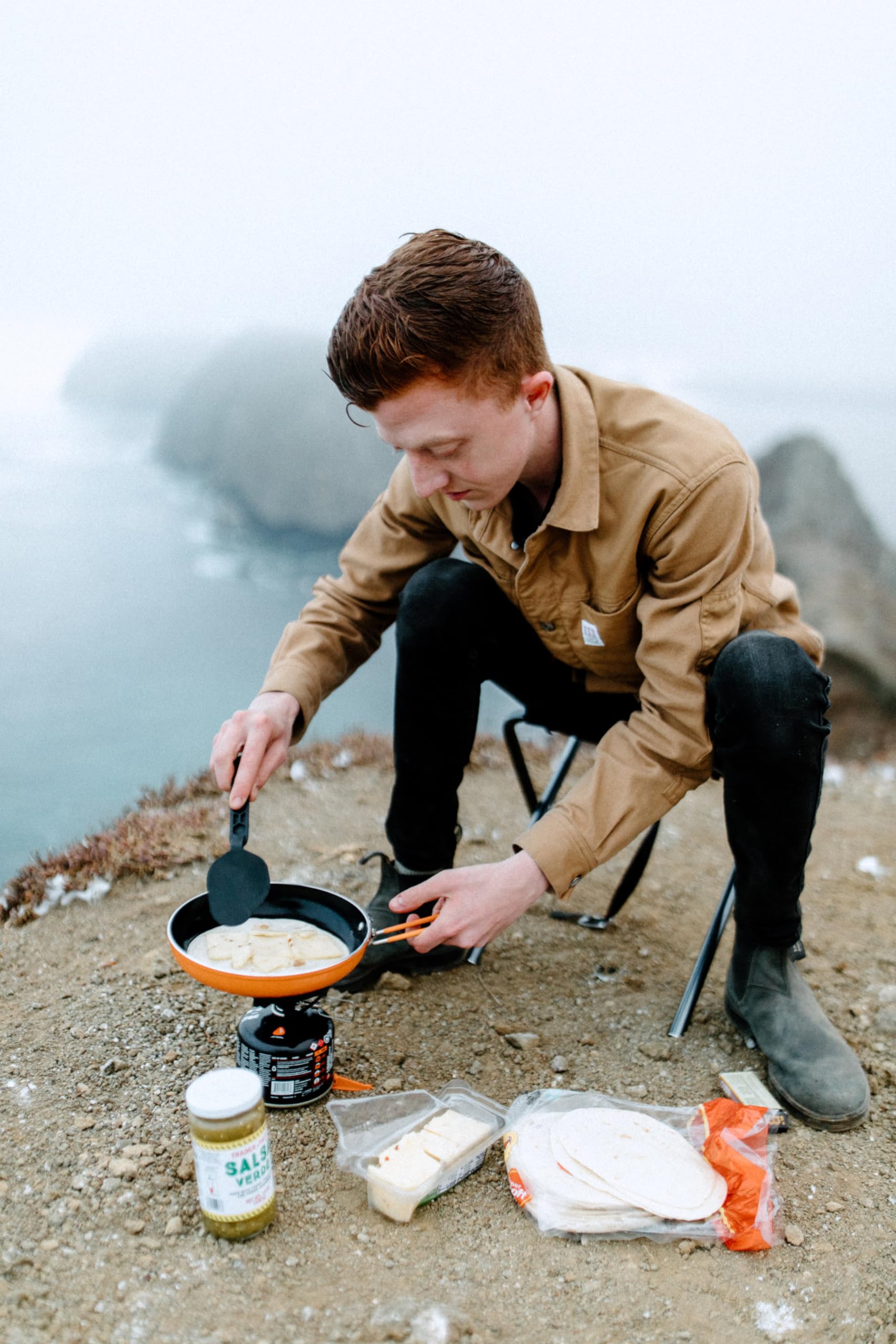 Jetboil Summit diseño ergonómico con mango cómodo para voltear con control.