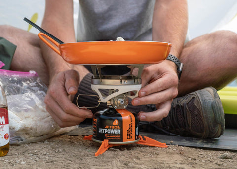 Jetboil Summit peso 300 g, ideal para mochileros y rutas largas.
