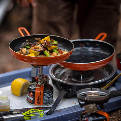 Jetboil Summit superficie cerámica facilita la limpieza después de cocinar.