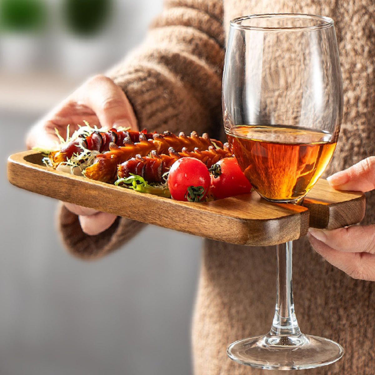 Placas de aperitivo con soporte para vaso de vino James.F, ideal para reuniones.