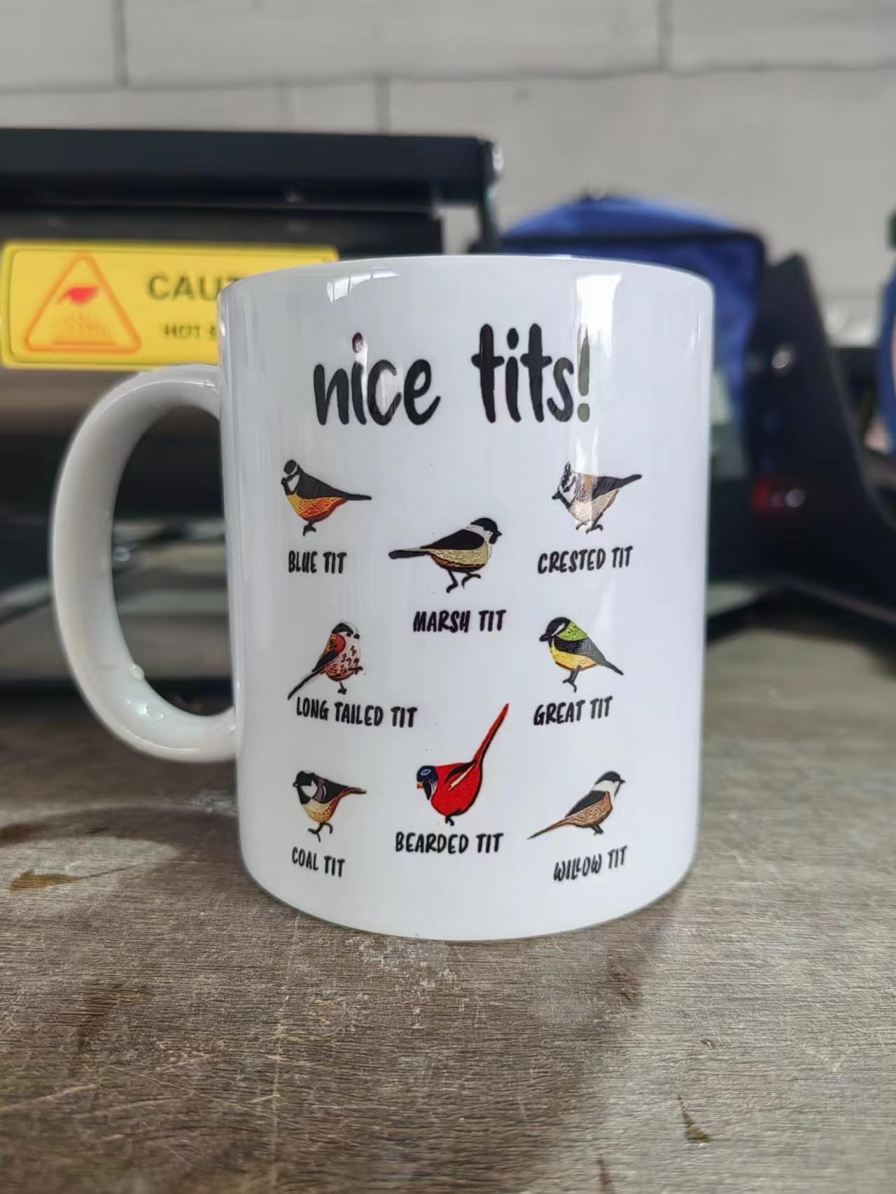 Taza Jigfoxy con aves divertidas, vista trasera, diseño completo para cualquier mano.