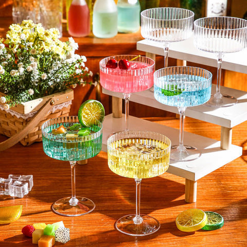 Copa Jingmore martini acanalada, diseño distintivo para cócteles visualmente atractivos.