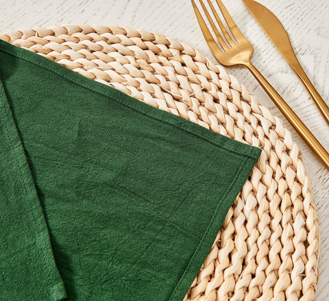 JINVASE, color verde oscuro que complementa la vajilla y la decoración.