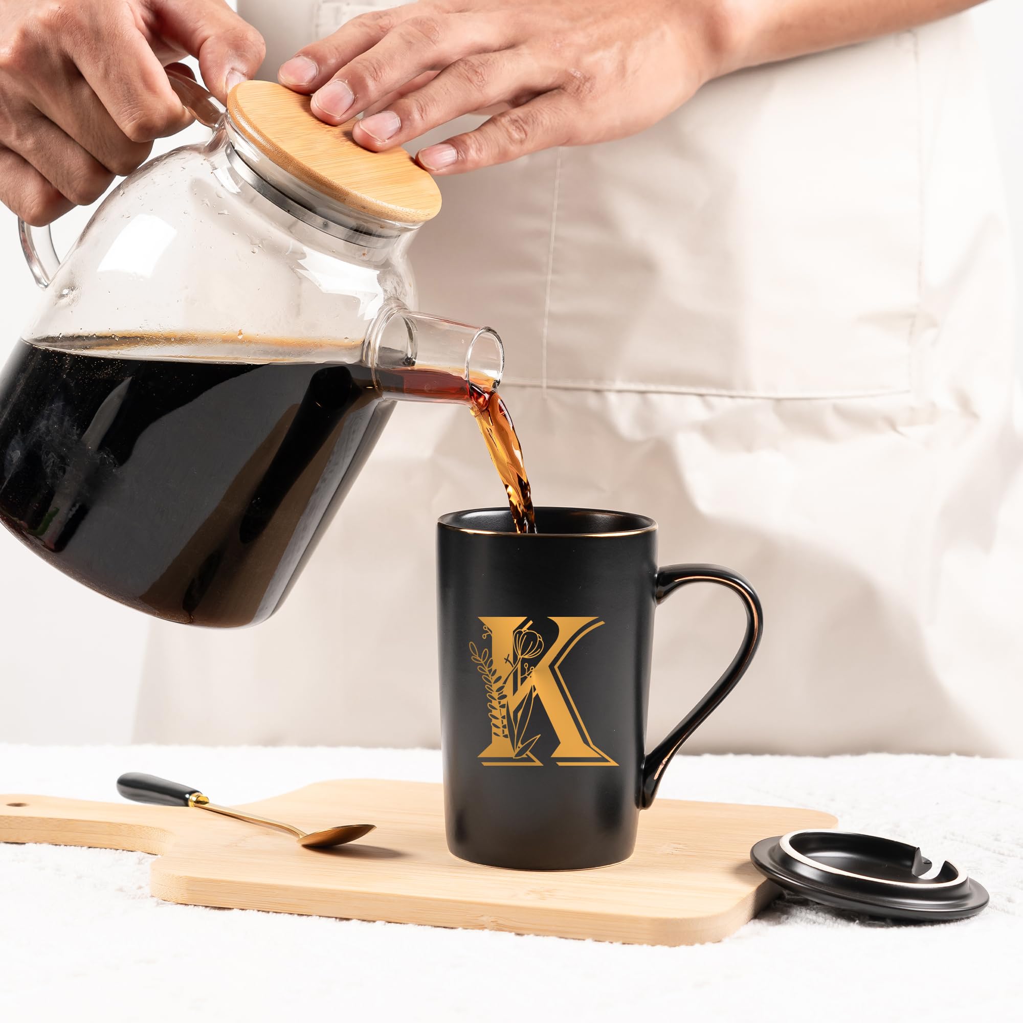 Taza Letter K de Jmugmt en negro mate para uso diario.
