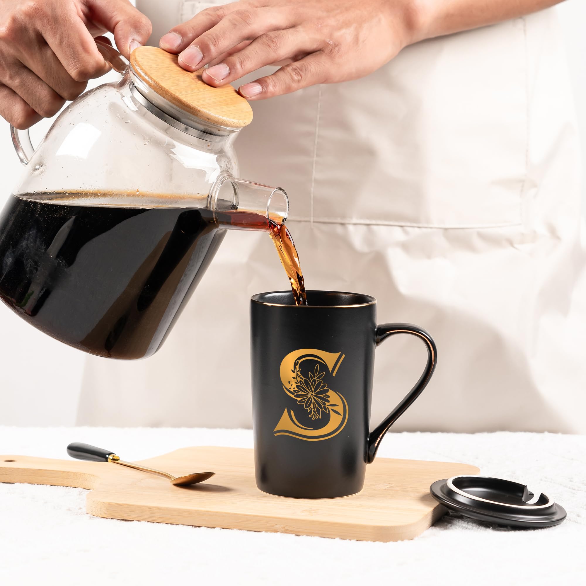 Taza jmugmt personalizada con la letra S, ideal para regalos únicos.