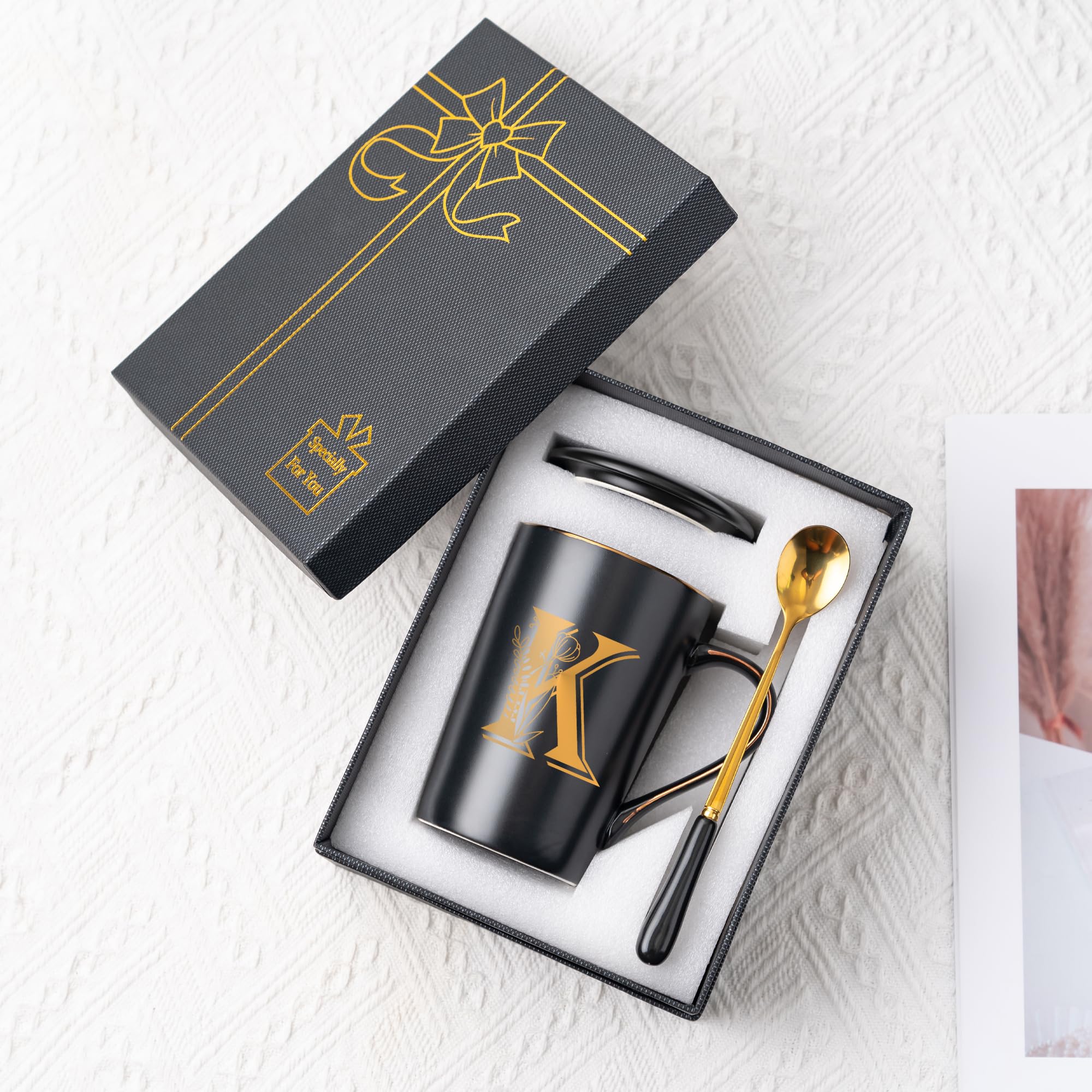 Uso diario con la taza ceramica Letter K, estilo y confort.