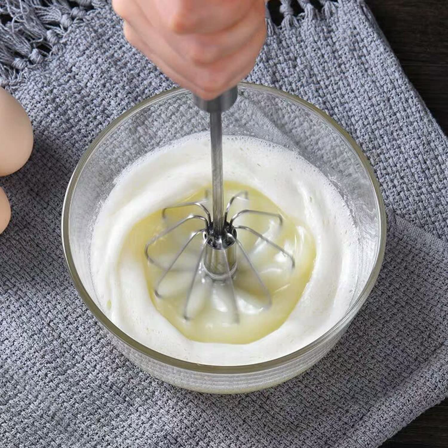 Batidora Jninexiu en uso en cocina para mezclar crema y bebidas.