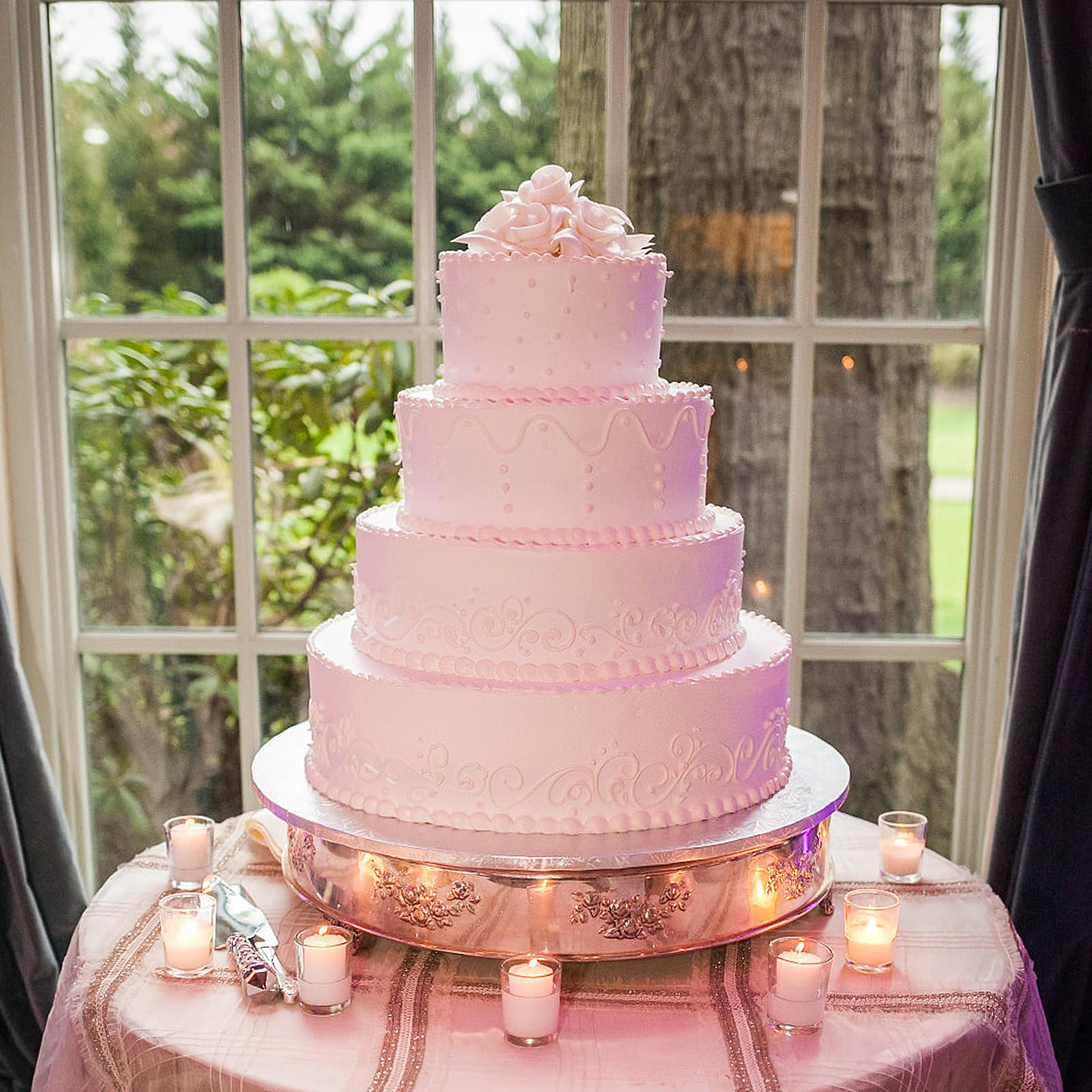 JOBVERT diseño clásico de pastel: exhibición elegante para eventos.