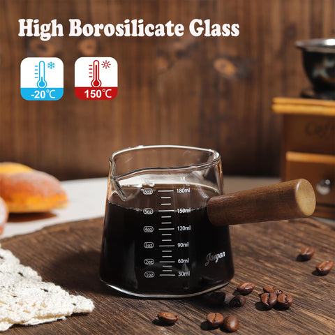 Vaso medidor Joeyan de borosilicato con mango de madera para manejo cómodo.