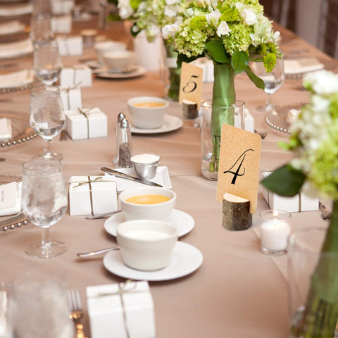 Accesorios de catering Jofefe en madera, ideales para bodas.