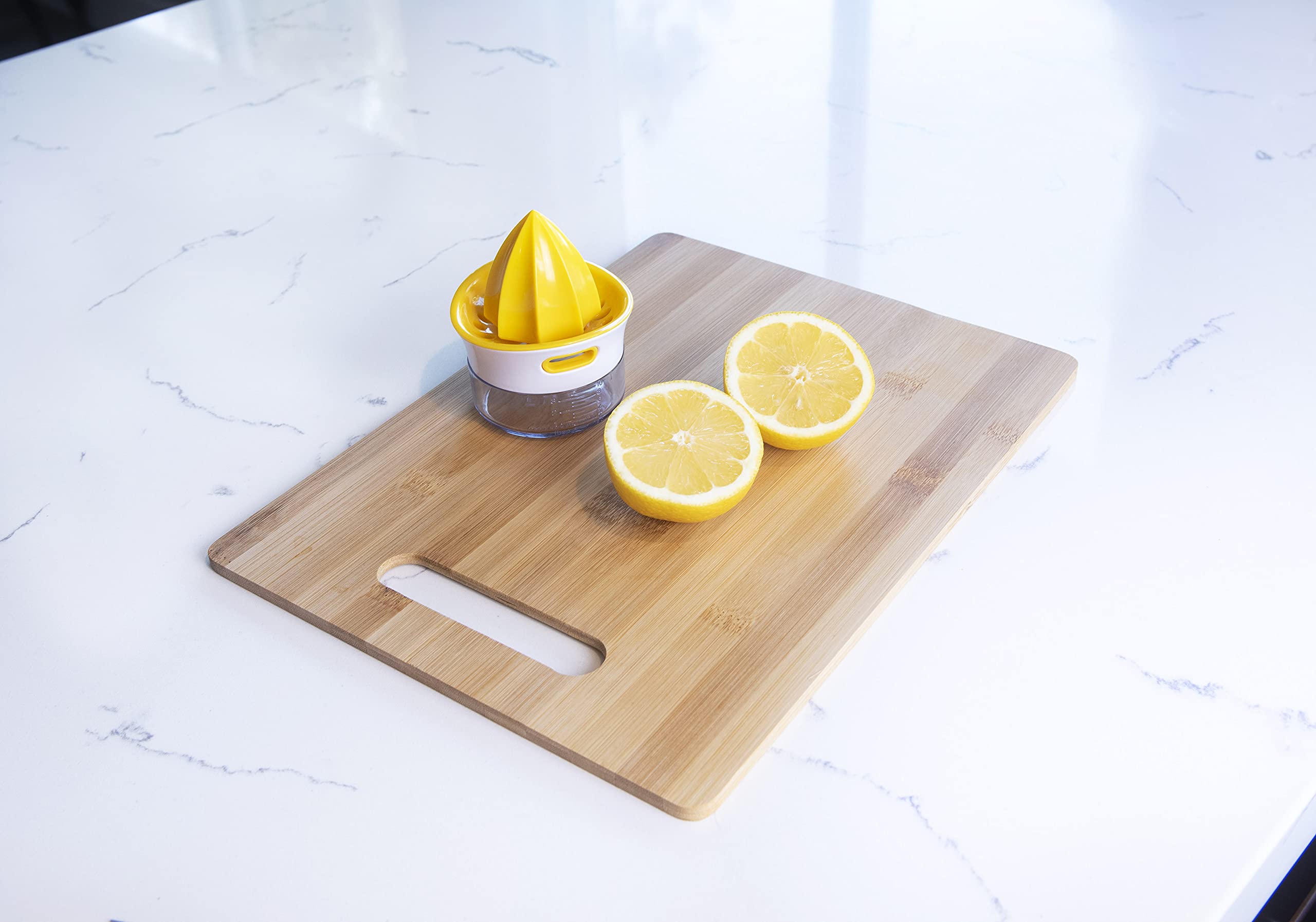 Joie exprimidor-reamer amarillo apto para lavavajillas en rejilla superior.