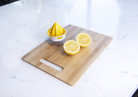 Joie exprimidor-reamer amarillo apto para lavavajillas en rejilla superior.