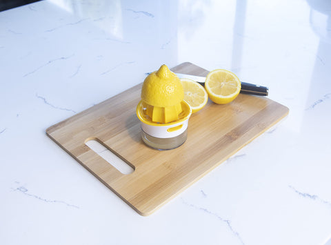 Joie exprimidor-reamer amarillo facilita limpieza y ahorro frente a licuadora.