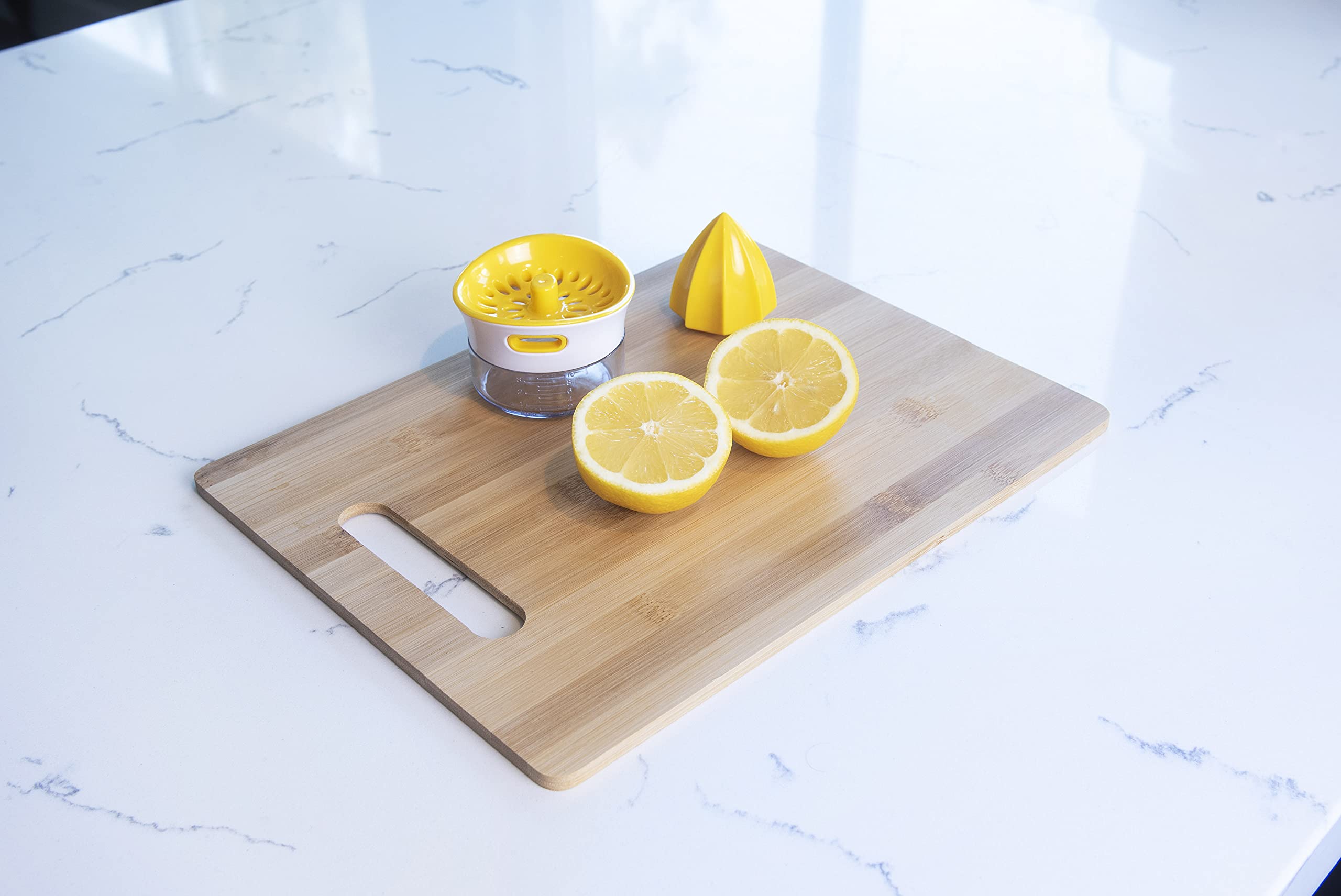 Joie exprimidor-reamer amarillo ideal para jugos frescos en casa.