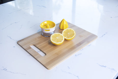 Joie exprimidor-reamer amarillo ideal para jugos frescos en casa.